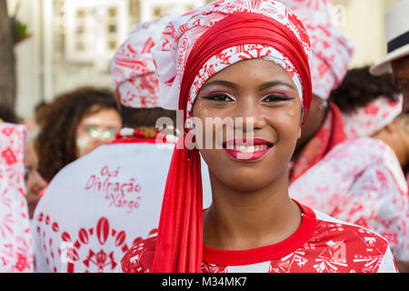 Recife, Brasilien - Februar 8th, 2018 Anfang der Feier der Karneval in Recife nur einen Tag vor der offiziellen Tag am Freitag 9. Die Comparsas und Tänzer Paraden von Av Rio Branco auf der Bühne am Wasser. Credit: Ruben Ramos/Alamy Leben Nachrichten. Stockfoto