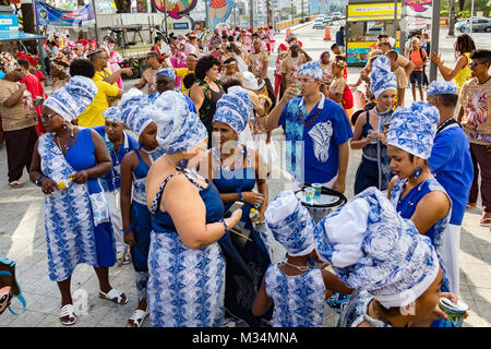 Recife, Brasilien - Februar 8th, 2018 Anfang der Feier der Karneval in Recife nur einen Tag vor der offiziellen Tag am Freitag 9. Die Comparsas und Tänzer Paraden von Av Rio Branco auf der Bühne am Wasser. Credit: Ruben Ramos/Alamy Leben Nachrichten. Stockfoto