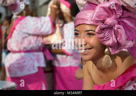 Recife, Brasilien - Februar 8th, 2018 Anfang der Feier der Karneval in Recife nur einen Tag vor der offiziellen Tag am Freitag 9. Die Comparsas und Tänzer Paraden von Av Rio Branco auf der Bühne am Wasser. Credit: Ruben Ramos/Alamy Leben Nachrichten. Stockfoto