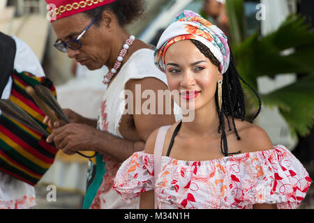 Recife, Brasilien - Februar 8th, 2018 Anfang der Feier der Karneval in Recife nur einen Tag vor der offiziellen Tag am Freitag 9. Die Comparsas und Tänzer Paraden von Av Rio Branco auf der Bühne am Wasser. Credit: Ruben Ramos/Alamy Leben Nachrichten. Stockfoto