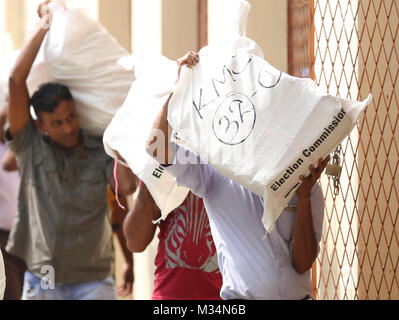 Colombo, Sri Lanka. 9. Februar, 2018. Sri Lankan Wahlhelfer und Wahlurnen vor dem Einsteigen in Bus, wie sie sich vorbereiten, zu den Wahllokalen in Colombo Februar 9, 2018 Quelle: Lahiru hat Harshana/Alamy leben Nachrichten Stockfoto