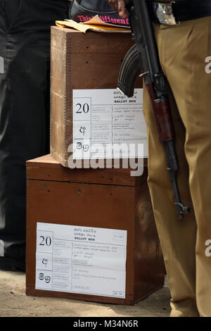 Colombo, Sri Lanka. 9. Februar, 2018. Sri Lankischen Polizisten bewachen Wahlurnen vor dem Einsteigen in Bus, wie sie sich vorbereiten, zu den Wahllokalen in Colombo Februar 9, 2018 Quelle: Lahiru hat Harshana/Alamy leben Nachrichten Stockfoto