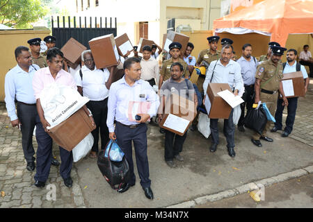 Colombo, Sri Lanka. 9. Februar, 2018. Sri Lankan Wahlhelfer und Polizisten tragen Wahlurnen vor dem Einsteigen in Bus, wie sie sich vorbereiten, zu den Wahllokalen in Colombo Februar 9, 2018 Quelle: Lahiru hat Harshana/Alamy leben Nachrichten Stockfoto