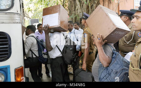 Colombo, Sri Lanka. 9. Februar, 2018. Sri Lankan Wahlhelfer und Polizisten tragen Wahlurnen vor dem Einsteigen in Bus, wie sie sich vorbereiten, zu den Wahllokalen in Colombo Februar 9, 2018 Quelle: Lahiru hat Harshana/Alamy leben Nachrichten Stockfoto