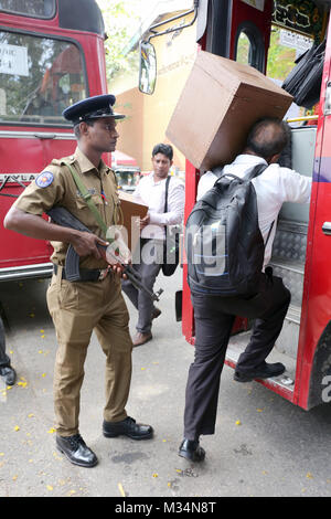 Colombo, Sri Lanka. 9. Februar, 2018. Sri Lankan Wahlhelfer und Polizisten tragen Wahlurnen vor dem Einsteigen in Bus, wie sie sich vorbereiten, zu den Wahllokalen in Colombo Februar 9, 2018 Quelle: Lahiru hat Harshana/Alamy leben Nachrichten Stockfoto