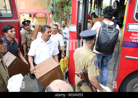 Colombo, Sri Lanka. 9. Februar, 2018. Sri Lankan Wahlhelfer und Polizisten tragen Wahlurnen vor dem Einsteigen in Bus, wie sie sich vorbereiten, zu den Wahllokalen in Colombo Februar 9, 2018 Quelle: Lahiru hat Harshana/Alamy leben Nachrichten Stockfoto