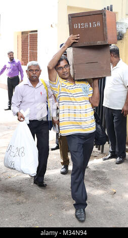 Colombo, Sri Lanka. 9. Februar, 2018. Sri Lankan Wahlhelfer tragen Wahlurnen vor dem Einsteigen in Bus, wie sie sich vorbereiten, zu den Wahllokalen in Colombo Februar 9, 2018 Quelle: Lahiru hat Harshana/Alamy leben Nachrichten Stockfoto