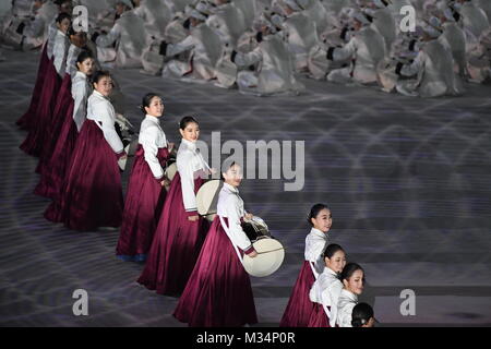 Pyeongchang, Südkorea. 9 Feb, 2018. Darsteller Tanz während der Eröffnungsfeier der Olympischen Spiele 2018 PyeongChang PyeongChang am Olympiastadion, Südkorea, Feb 9, 2018. Credit: Wang Song/Xinhua/Alamy leben Nachrichten Stockfoto