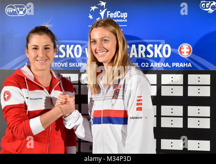 Prag, Tschechische Republik. 9 Feb, 2018. Swiss tennis player Belinda Bencic (links) und Tschechischen tennis player Petra Kvitova handshake nach der Auslosung in der Tschechischen Republik Schweiz tennis Fed Cup match vs, in Prag, Tschechische Republik, am Freitag, 9. Februar 2018. Quelle: Vit Simanek/CTK Photo/Alamy leben Nachrichten Stockfoto