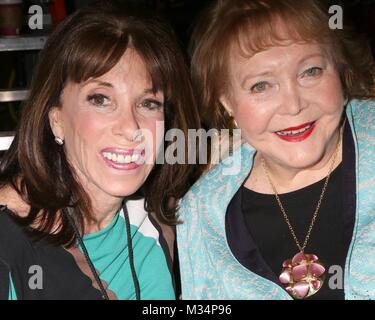 Kate Linder, Lee Phillip Bell anwesend für Tracey Bregman 35th Jahrestag AUF DEN JUNGEN UND DIE RASTLOSEN, CBS TV City, Los Angeles, CA Februar 2, 2018. Foto von: Priscilla Grant/Everett Collection Stockfoto