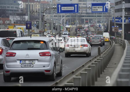 Prag, Tschechische Republik. 09 Feb, 2018. Taxifahrer Kreis über das Stadtzentrum von Prag, Tschechische Republik, am Donnerstag, 8. Februar 2018. Verband der Tschechischen Taxifahrer organisiert zweiten Protest gegen Dienstleistungen von uber Art. Den ersten Protest wurde am Donnerstag, 8. Februar gehalten, an den gleichen Stellen. Credit: Roman Vondrous/CTK Photo/Alamy leben Nachrichten Stockfoto