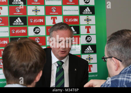 Belfast, UK. 9 Feb, 2018. Nationale Fußball-Stadion im Windsor Park, Belfast, Nordirland. 09. Februar 2018. Die Irish Football Association heute offiziell bekannt gegeben, dass Nordirland Manager Michael O'Neill eine vierjährige Vertragsverlängerung unterzeichnet hatte. O'Neill hatte bis 2020 abgeschlossen worden, aber der neue Vertrag, der längsten und meisten lukrativen Vertrag in der Geschichte des Vereins, läuft bis 2024. Michael O'Neill spricht mit Journalisten bei der heutigen Ankündigung. Quelle: David Hunter/Alamy Leben Nachrichten. Stockfoto