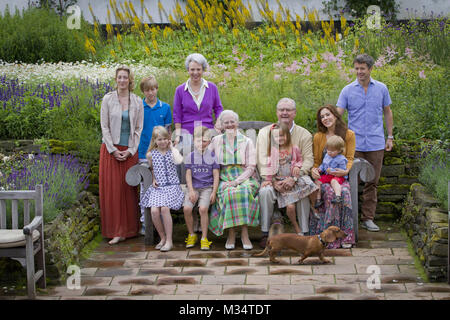 Grasten, Dänemark. 20. Juli 2012. (Vorne, L-R) Frau Ingrid, Prinz Christian, Königin Margrethe, Prinz Henrik, Prinzessin Isabella, Kronprinzessin Mary, Prinz Vincent und Kronprinz Frederik, (L-R) Prinzessin Alexandra, Graf Friedrich Richard und Prinzessin Benedikte posieren für die Medien bei der jährlichen an Grasten Palace in Grasten, Dänemark, 20. Juli 2012. Aufgrund von Krankheit Prinzessin Jospehine könnte das Foto Sitzung nicht teilnehmen. Quelle: Patrick Van Katwijk/|/dpa/Alamy leben Nachrichten Stockfoto