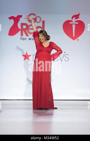 New York, USA. 8 Feb, 2018. Ingwer Zee geht der Start- und Landebahn bei der American Heart Association gehen Rot für Frauen, roten Kleid Kollektion 2018 von Macy's Februar 8, 2018 in New York präsentiert. Credit: Erik Pendzich/Alamy leben Nachrichten Stockfoto