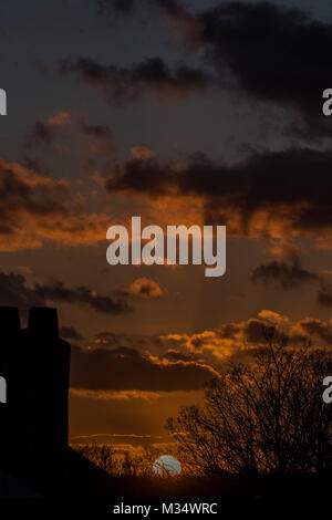 London, Großbritannien. 9 Feb, 2018. UK Wetter: Die Sonne über der Londoner Wohnungsmarkt? Hier über die Reihenhäuser der' Windeln Valley" Battersea. Credit: Guy Bell/Alamy leben Nachrichten Stockfoto