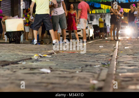 Recife, Brasilien - 8. Februar 2018: Die Nacht der Tanz auf den Straßen ist fertig stellen. Beginn der Feier des Karnevals in Recife nur einen Tag vor der offiziellen Tag am Freitag 9. Die Comparsas und Tänzer Paraden von Av Rio Branco auf der Bühne am Wasser. Credit: Ruben Ramos/Alamy Leben Nachrichten. Stockfoto