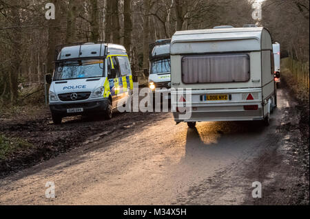 Brentwood, Essex. 9 Feb, 2018. Eine große Essex Polizeieinsatz statt Camp ist eine rechtswidrige Traveller in Thorndon Country Park, Brentwood, Essex. Credit Ian Davidson/Alamy Leben Nachrichten zu entfernen. Stockfoto