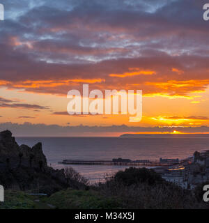 Hastings East Sussex UK. 9. Feb 2018. UK Wetter: Nach einem Tag der durchwachsenes Wetter, Sonnenschein, Regen und Schneeregen, einem schönen Sonnenuntergang zu ende der Tag, Blick von der Burg, über das Meer bis nach Hastings neue Pier und darüber hinaus zu Beachy Head. Stockfoto