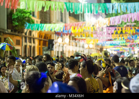 Recife, Brasilien - 8. Februar 2018: Menschen aus Recife feiert den Karneval in der Nacht. Beginn der Feier des Karnevals in Recife nur einen Tag vor der offiziellen Tag am Freitag 9. Die Comparsas und Tänzer Paraden von Av Rio Branco auf der Bühne am Wasser. Credit: Ruben Ramos/Alamy Leben Nachrichten. Stockfoto