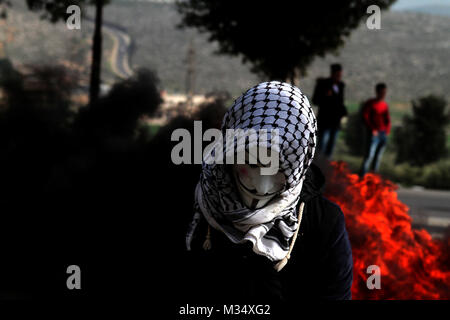 Palästinenser protesters Clash mit israelischen Soldaten im Westjordanland Nablus. 9 Feb, 2018. Auseinandersetzungen folgte ein Protest gegen die Entscheidung des US-Präsidenten ist Trumpf Jerusalem als Hauptstadt Israels, die von Trumpf Anfang letzten Dezember verkündet wurde, zu erkennen. Heute war der zehnte Freitag von Zorn an der Haltung der Trümpfe" über Jerusalem und viele Auseinandersetzungen haben in mehreren palästinensischen Städten Credit: Mohammed Turabi/ImagesLive/ZUMA Draht/Alamy Leben Nachrichten genommen Stockfoto