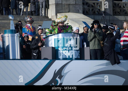 Philadelphia, USA. 8 Feb, 2018. Philadelphia Eagles center Jason Kelce liefert eine Rede als einer der Höhepunkte des Tages als Hunderttausende der Parkway in Philadelphia, PA, am 8. Februar 2018 füllen, die Philadelphia Eagles gewinnen Der erste Super Bowl für die Stadt zu feiern. Credit: Bastiaan Slabbers/Alamy leben Nachrichten Stockfoto