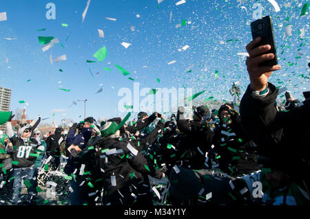 Philadelphia, USA. 8 Feb, 2018. Hunderttausende füllen die Allee in Philadelphia, PA, am 8. Februar 2018, die Philadelphia Eagles gewinnen Der erste Super Bowl für die Stadt zu feiern. Stockfoto