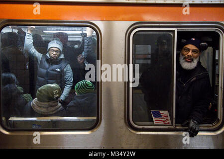 Philadelphia, USA. 8 Feb, 2018. Hunderttausende füllen die Allee in Philadelphia, PA, am 8. Februar 2018, die Philadelphia Eagles gewinnen Der erste Super Bowl für die Stadt zu feiern. Credit: Bastiaan Slabbers/Alamy leben Nachrichten Stockfoto