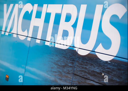 Prag, Tschechische Republik. 9 Feb, 2018. Yachtbus Logo ist in Prag gesehen. Prag ist die Hauptstadt der Tschechischen Republik. Es hat eine Bevölkerung von über 1,3 Millionen im Jahr 2017. Credit: Omar Marques/SOPA/ZUMA Draht/Alamy leben Nachrichten Stockfoto