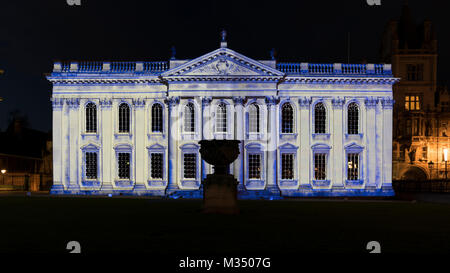 Cambridge, Großbritannien. 9 Feb, 2018. Die Universität Cambridge Senat Haus ist durch eine leichte Installation als Teil der e-luminate Cambridge Festival 2018. e-luminate Cambridge ist ein Festival für zeitgenössische Kunst eine Stadt an der Spitze der wissenschaftlichen und technologischen Forschung beleuchtet. Die Veranstaltung zeigt die Vielfalt der Wahrzeichen von Cambridge Gebäude und öffentliche Räume in einem neuen Licht. Licht kreuze Kunst und Wissenschaft, und das Festival ist ein Fest für die unendlichen Möglichkeiten, die diese Kreuzung erstellt. Credit: Julian Eales/Alamy leben Nachrichten Stockfoto