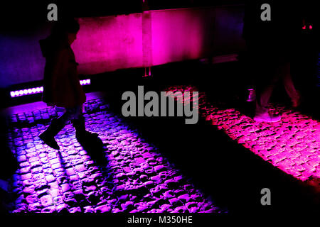 Cambridge, Vereinigtes Königreich. 9. Februar, 2018. Kinder spielen unter den lichtinstallationen am Marktplatz gelegen. Richard Etteridge/Alamy leben Nachrichten Stockfoto