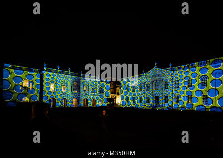 Cambridge, Vereinigtes Königreich. 9. Februar, 2018. Eine kollaborative Licht Installation auf Senat Haus und die alten Schulen, auf die Aufwertung der 'Farbe und Perspektive" projiziert. Richard Etteridge/Alamy leben Nachrichten Stockfoto