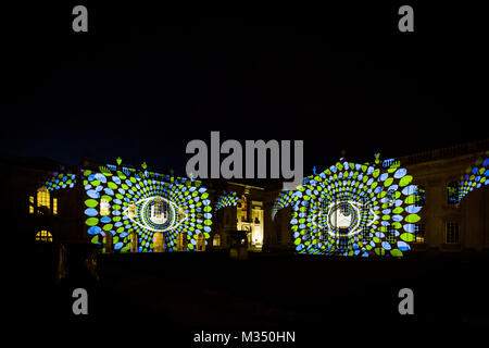 Cambridge, Vereinigtes Königreich. 9. Februar, 2018. Eine kollaborative Licht Installation auf Senat Haus und die alten Schulen, auf die Aufwertung der 'Farbe und Perspektive" projiziert. Richard Etteridge/Alamy leben Nachrichten Stockfoto