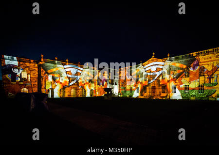 Cambridge, Vereinigtes Königreich. 9. Februar, 2018. Eine kollaborative Licht Installation auf Senat Haus und die alten Schulen, auf die Aufwertung der 'Farbe und Perspektive" projiziert. Richard Etteridge/Alamy leben Nachrichten Stockfoto