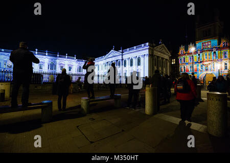 Cambridge, Vereinigtes Königreich. 9. Februar, 2018. Menschenmassen beobachten Lichtinstallationen auf Senat Haus und Gonville and Caius College" projiziert. Richard Etteridge/Alamy leben Nachrichten Stockfoto