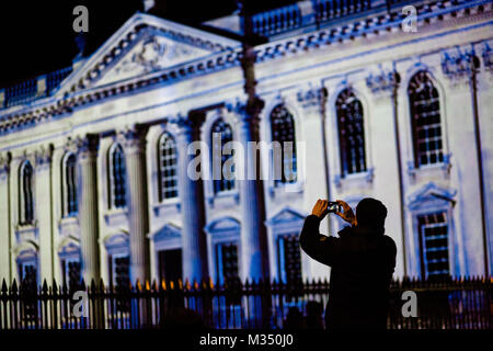 Cambridge, Vereinigtes Königreich. 9. Februar, 2018. Ein Mann nimmt das Licht Installationen auf Senat Haus projiziert. Richard Etteridge/Alamy leben Nachrichten Stockfoto