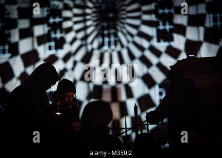 Cambridge, Vereinigtes Königreich. 9. Februar, 2018. Menschenmengen sammeln außerhalb Senat Haus der e-luminate Festival zu erfassen. Richard Etteridge/Alamy leben Nachrichten Stockfoto