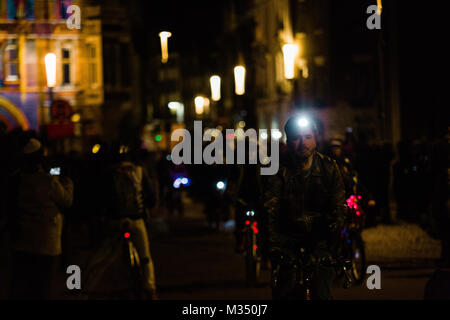 Cambridge, Vereinigtes Königreich. 9. Februar, 2018. Lokale radfahren Kampagne Gruppe orgainse ein 'bike Licht Prozession durch die Straßen von Cambridge. Stockfoto