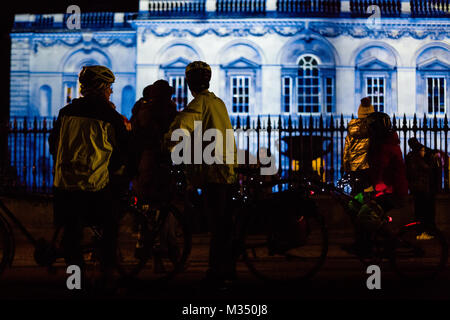 Cambridge, Vereinigtes Königreich. 9. Februar, 2018. Menschenmengen sammeln außerhalb Senat Haus der e-luminate Festival zu erfassen. Richard Etteridge/Alamy leben Nachrichten Stockfoto