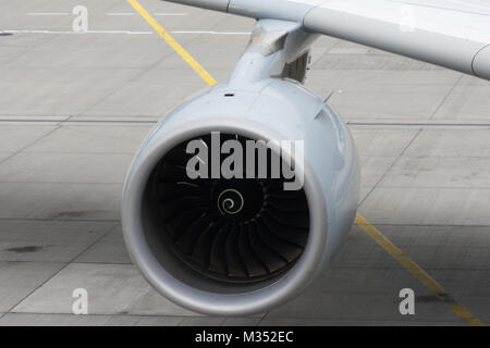 Nahaufnahme von einem Flugzeug Motor unter dem Flügel einer großen Flugzeugen auf dem Asphalt. Stockfoto