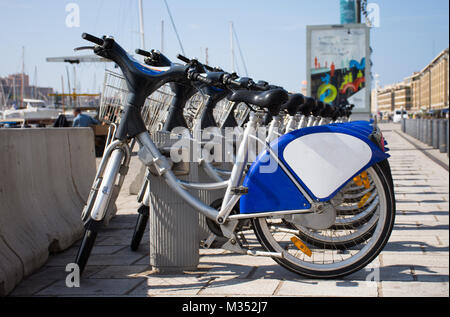 Nahaufnahme von einer Reihe von Fahrrädern mit royal blau und weißen Kotflügeln in Vieux Port oder den alten Hafen von Marseille Frankreich mieten. Stockfoto