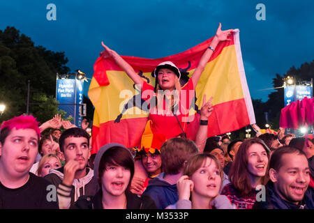 Laut jubelnde Fußballfans beim Sieg von Spanien gegen Italien an der Fanmeile zur Europameisterschaft 2012 am Brandenburger Tor in Berlin. Stockfoto