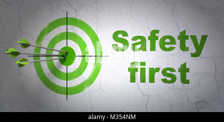 Sicherheitskonzept: Ziel- und Safety First auf Wand Hintergrund Stockfoto