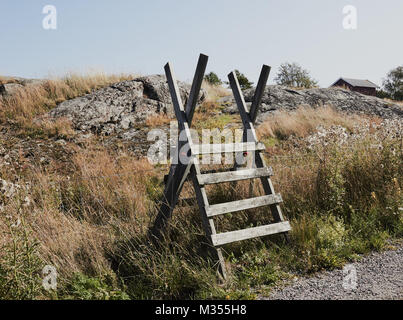 Rustikal stil Zaun zu überqueren, Schweden, Skandinavien Stockfoto