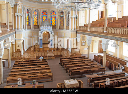 St. Petersburg, Russland - Juli 30, 2015: Der große Chor Synagoge. Der Haupthalle. Blick von der Galerie für Frauen. Auf dem Hintergrund der Thoraschrein Stockfoto