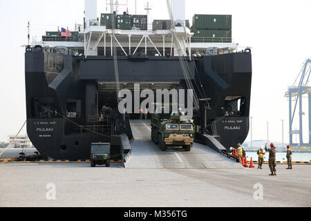 180206-N-IX 266-006 Laem Chabang, Thailand - ein militärisches Fahrzeug rollt von der Rampe der Military Sealift Command (MSC) große, mittlere Geschwindigkeit, Roll-on/Roll-off-ship USNS Pililaau (T-AK 304) während einer Offload am Hafen hier die Ausrüstungen für die Cobra Gold 2018, Feb 5 zu liefern. Die USNS Pililaau ist Teil der maritimen Vorpositionierung Schiffe Staffel drei, bestehend aus einer Flotte von staatlichen Schiffen von MSC betrieben und ist in der Guam-Saipan im westlichen Pazifischen Ozean. CG18 ist ein Thailand und United States co-sponsored Übung jährlich im Königreich Thailand durchgeführt. (U.s. Stockfoto