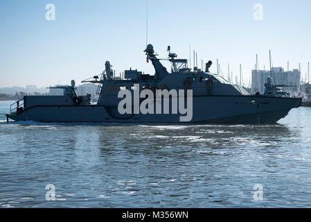 180207-N-bei 895-068 SAN DIEGO (Feb. 7, 2018) Chef der Naval Operations (CNO) Adm. John Richardson erhält eine Demonstration der Fähigkeiten eines Mark VI patrol Boot von der Küste Riverine Squadron (CRS) 3. CRS-3, Teil der Küstengebiete Riverine Group (CRG) (1), stellt eine Kernkompetenz benannten hohen Wert auf der gesamten Grün und Blau - Wasser Umwelt und bietet einsetzbaren adaptive Kraft Pakete in integrierten, gemeinsamen und kombinierte Theater der Operationen weltweit verteidigen. (U.S. Marine Foto von Mass Communication Specialist 1. Klasse Nathan Laird/Freigegeben) Stockfoto