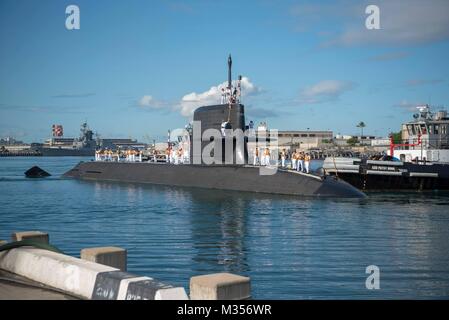 180206-N-LY 160-001 Pearl Harbor (Feb. 6, 2018) Die Japan Maritime Verteidigung-kraft (JMSDF) u-boot JS Hakuryu (SS503) kommt an der u-boot Pfeiler der gemeinsamen Basis Pearl Harbor-Hickam verschiedener Evolutionen zu leiten, weiterhin positive Beziehungen mit den Vereinigten Staaten zu bauen, und haben die Möglichkeit, die Sehenswürdigkeiten und die Kultur von Hawaii zu genießen. (US Navy Foto von Masse Kommunikation 2. Klasse Michael Lee/freigegeben) Stockfoto