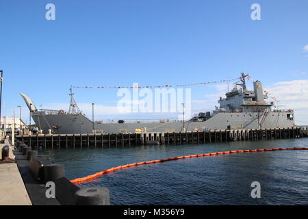 Die 8 Theater Sustainment Command offiziell begrüßte die Logistik Support Vessel-3 Gen. Brehon B. Somervell seiner Flotte 6. Februar während ein Segen Zeremonie am Joint Base Pearl Harbor-Hickam. Die Zeremonie nicht nur begrüßte die LSV-3 Somervell in sein neues Zuhause bei JBPH-H, sondern auch die Uhren wieder auf die Mission und die Anforderungen an die aktive Armee als Teil des 8. Spezielle Truppen Bataillon, 8. TSC. Vor seinem Eintritt in die Flotte des 8. TSC, die LSV-3 Somervell verbrachte den größten Teil seiner Armee Karriere unter der Kontrolle der US-Armee finden. (U.S. Armee Foto von Kapitän John D. Howard J Stockfoto