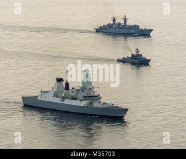 Schwarzes Meer (5 Februar 2018) Standing NATO Maritime Group 2 (Snmg 2) und Standing NATO Mine Gegenmaßnahmen Group 2 (SNMCMG 2) Segel zusammen in das Schwarze Meer. Bildung enthalten HMS Duncan (D 37), TCG Gaziantep (F 490), ROS Regele Ferdinand (F 221), HMS Enterprise (H88), TCG Akcay (M270) und ROS Lt Lupo Dinescu (25). SNMG 2 SNMCMG 2 sind auf einer Routinepatrouille in das Schwarze Meer Interoperabilität zwischen den Gruppen zu erhöhen und mit Alliierten Seestreitkräfte, die auf das Schwarze Meer. NATO-Foto von Royal Navy LPhot Paul Hall/freigegeben. Stockfoto