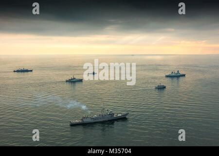 Schwarzes Meer (5 Februar 2018) Standing NATO Maritime Group 2 (Snmg 2) und Standing NATO Mine Gegenmaßnahmen Group 2 (SNMCMG 2) Segel zusammen in das Schwarze Meer. Bildung enthalten HMS Duncan (D 37), TCG Gaziantep (F 490), ROS Regele Ferdinand (F 221), HMS Enterprise (H88), TCG Akcay (M270) und ROS Lt Lupo Dinescu (25). SNMG 2 SNMCMG 2 sind auf einer Routinepatrouille in das Schwarze Meer Interoperabilität zwischen den Gruppen zu erhöhen und mit Alliierten Seestreitkräfte, die auf das Schwarze Meer. NATO-Foto von Royal Navy LPhot Paul Hall/freigegeben. Stockfoto